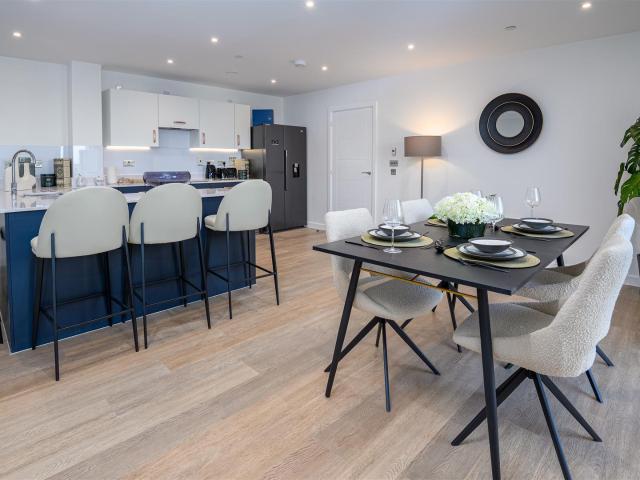 3 bedroom flat penthouse in Station Avenue, Walton Court, Walton On Thames, KT12