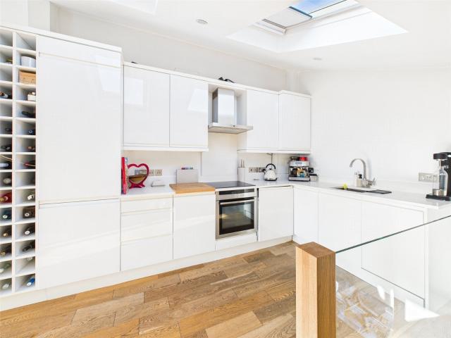 3 bedroom flat penthouse in Winterton Court, Lower Teddington Road, Hampton Wick, KT1