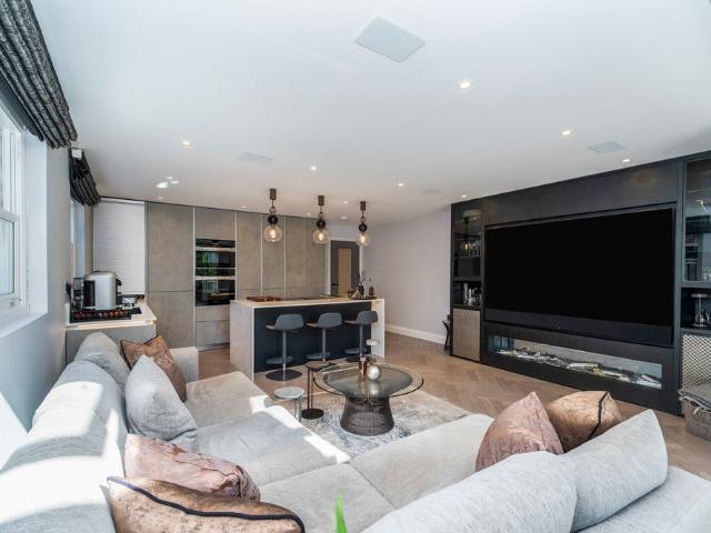 3 bedroom FlatApartment to rent in Hamilton Road