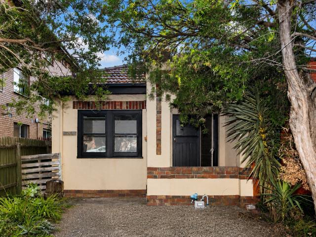 3 bedroom Fully Furnished individual House for rent in StKilda with large backyard+BBQ. Walkable to Chapel St. And Carlisle st