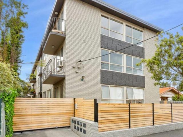 3 BEDROOM FULLY FURNISHED UNIT FOR RENT IN ST KILDA EAST WITH CARLISLE St. & CHAPEL St AT WALKABLE DISTANCE. TRAMS AND SHOPS AT DOORSTEP