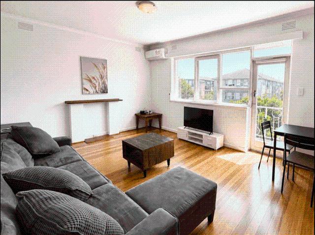 3 BEDROOM FULLY FURNISHED UNIT IN STKILDA EAST. WALKABLE TO DANDENONG ROAD TRAM AND WOOLWORTHS AT DOORSTEP!