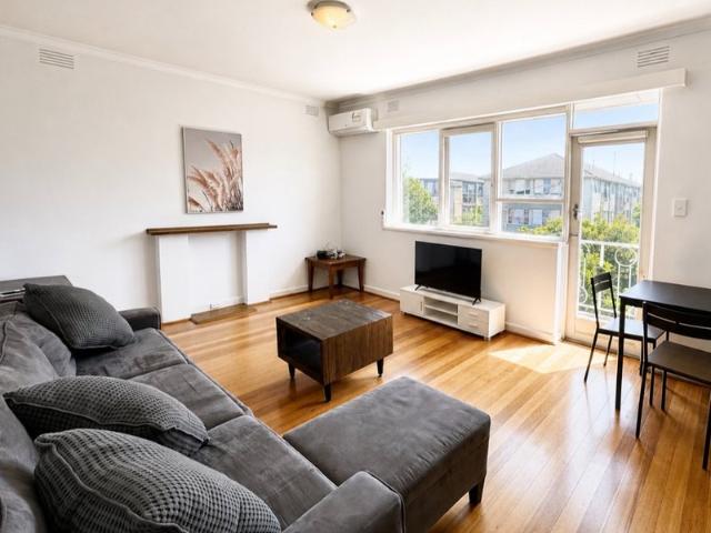 3 BEDROOM FULLY FURNISHED UNIT IN STKILDA EAST. WALKABLE TO DANDENONG ROAD TRAM AND WOOLWORTHS AT DOORSTEP!