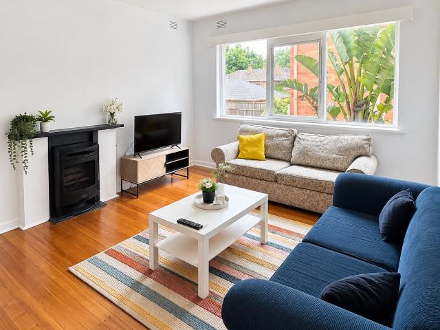 3 BEDROOM FULLY FURNISHED UNIT IN STKILDA EAST. WALKABLE TO DANDENONG ROAD TRAM AND WOOLWORTHS AT DOORSTEP!