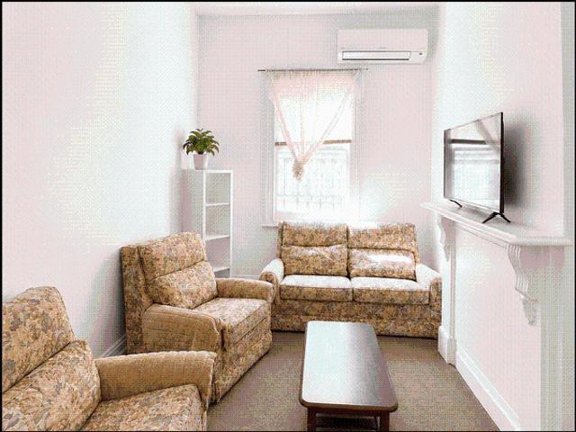 3 BEDROOM FULLY FURNISHED VINTAGE HOUSE ON CHAPEL ST!. TRAM AT DOORSTEP AND WALKABLE TO STKILDA BEACH. GREAT LOCATION!