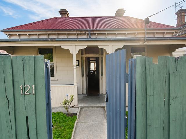 3 BEDROOM FULLY FURNISHED VINTAGE HOUSE ON CHAPEL ST!. TRAM AT DOORSTEP AND WALKABLE TO STKILDA BEACH. GREAT LOCATION!