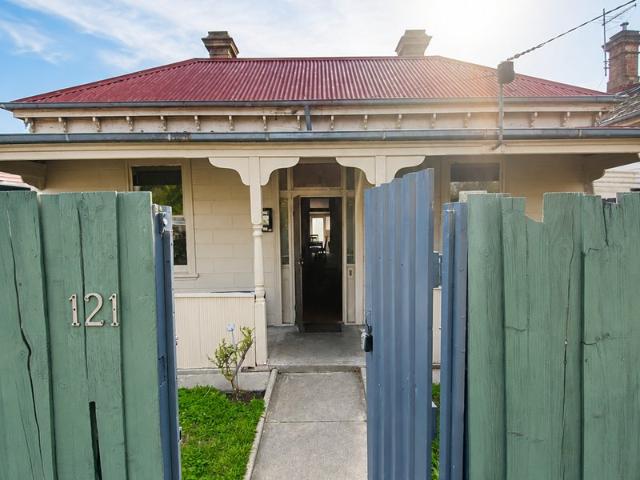 3 BEDROOM FULLY FURNISHED VINTAGE HOUSE ON CHAPEL ST!. TRAM AT DOORSTEP AND WALKABLE TO STKILDA BEACH. GREAT LOCATION!