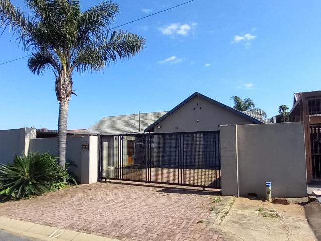 3 Bedroom House + Cottage/Flat to Rent