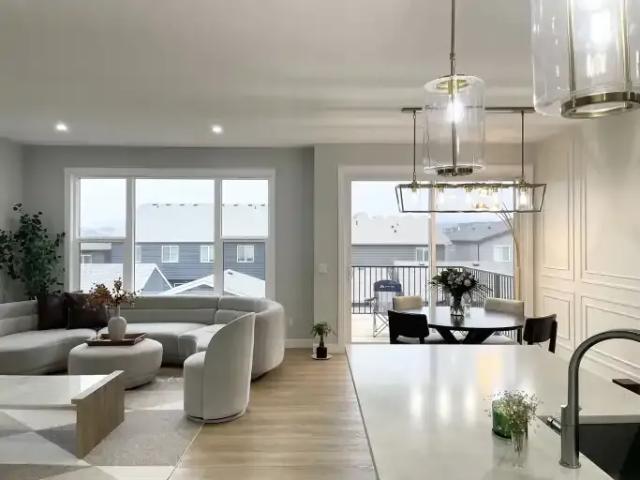 3 Bedroom House Calgary AB 103879448