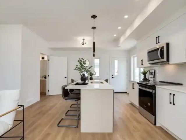 3 Bedroom House Calgary AB 103301343