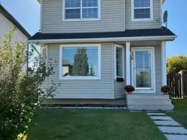 3 Bedroom House Calgary AB 104535509