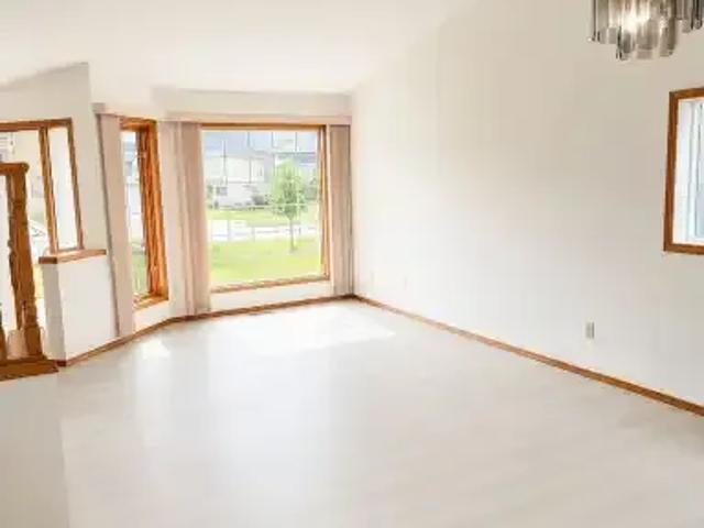 3 Bedroom House Calgary AB 104888959