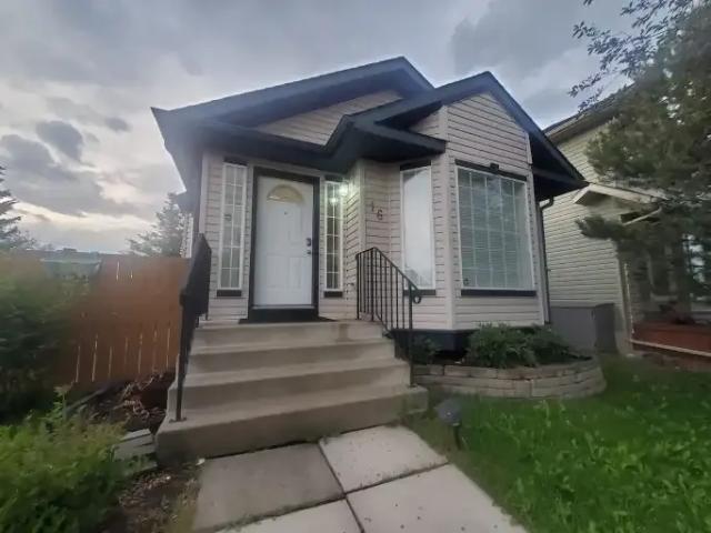 3 Bedroom House Calgary AB 104940788