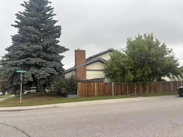 3 Bedroom House Calgary AB 104991434