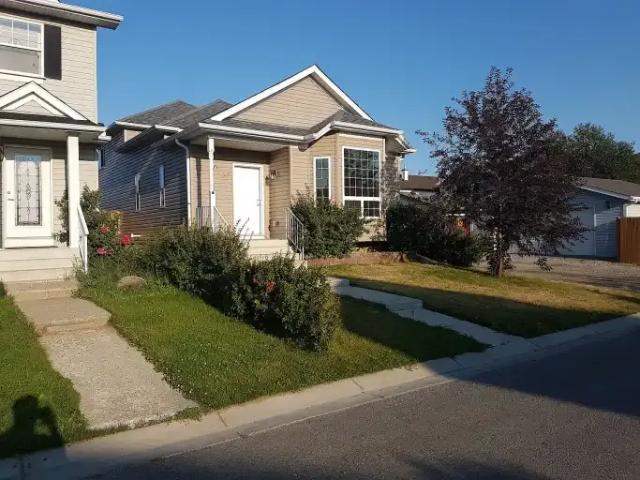 3 Bedroom House Calgary AB 104991556