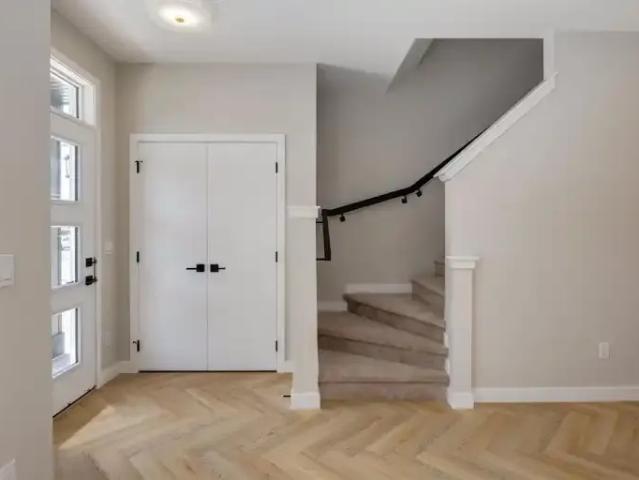 3 Bedroom House Calgary AB 105467433