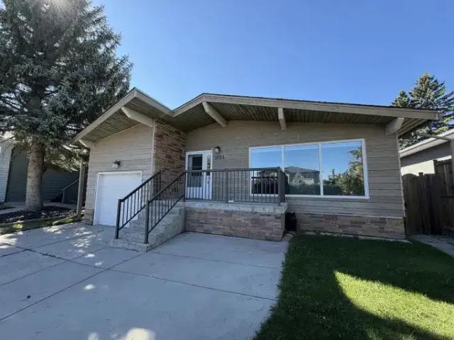 3 Bedroom House Calgary AB 105543344