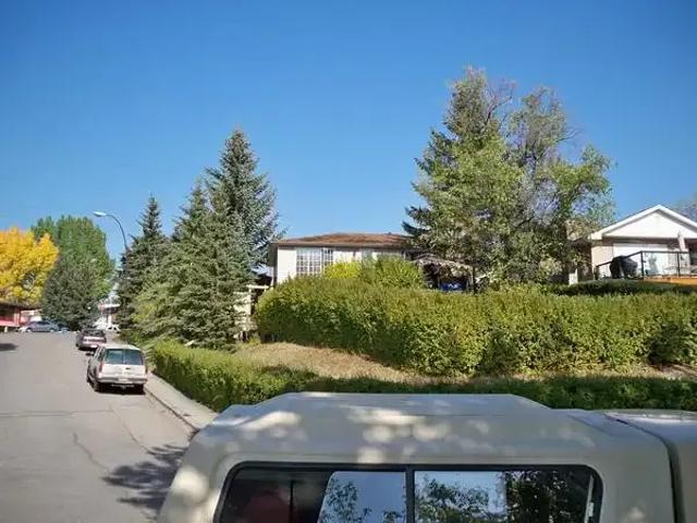 3 Bedroom House Calgary AB 105703769