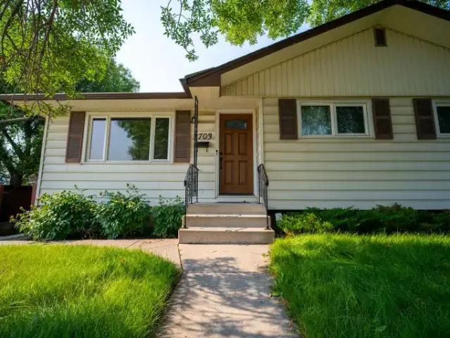 3 Bedroom House Calgary AB 105100785