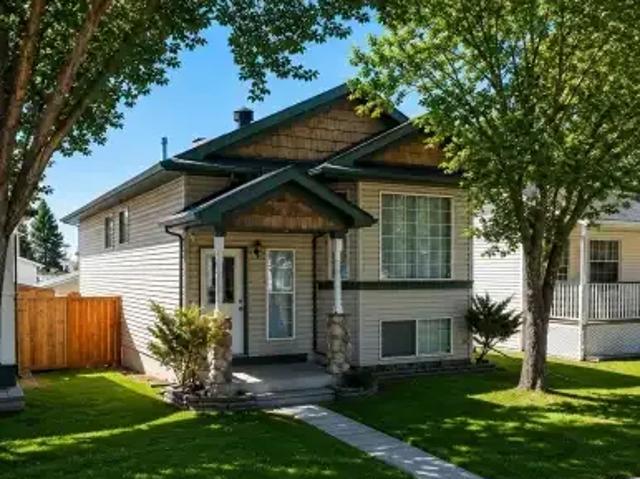 3 Bedroom House Calgary AB 105198638