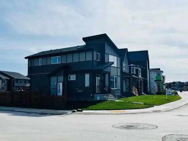 3 Bedroom House Calgary AB 105248975