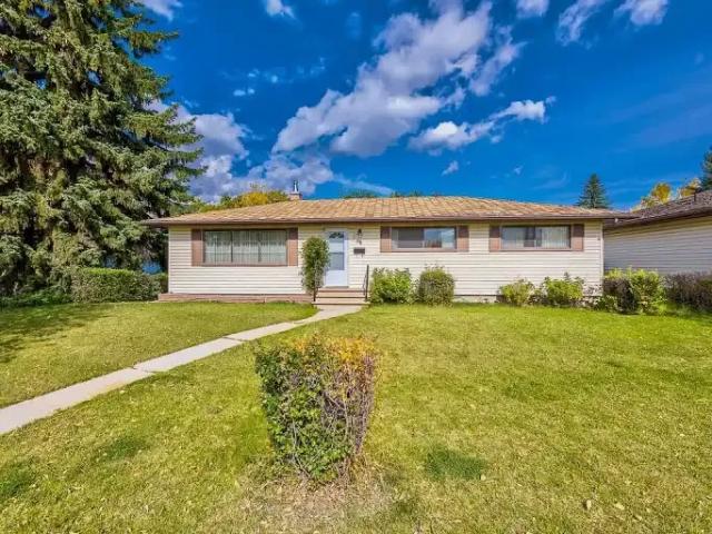 3 Bedroom House Calgary AB 105378433