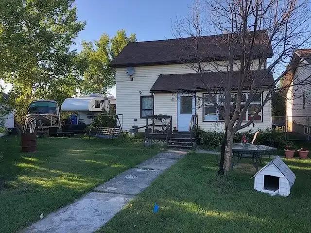 3 Bedroom House Carstairs AB 105653799