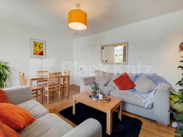 3 bedroom house close to zone 2 station with easy access to central London