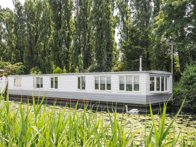 3 Bedroom House Boat Character Property