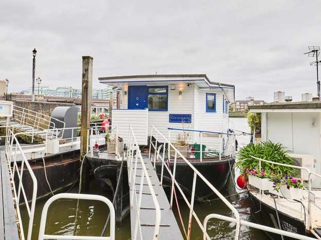 3 Bedroom House Boat Character Property