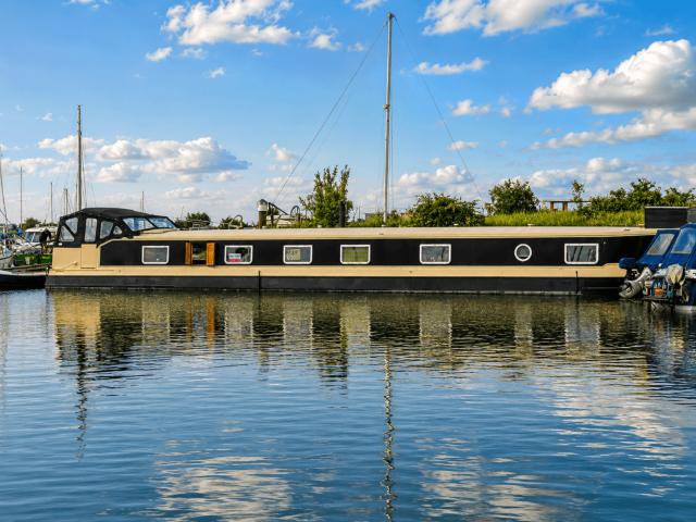 3 bedroom house boat for sale