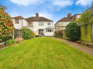 3 Bedroom House Grays Essex 100988026