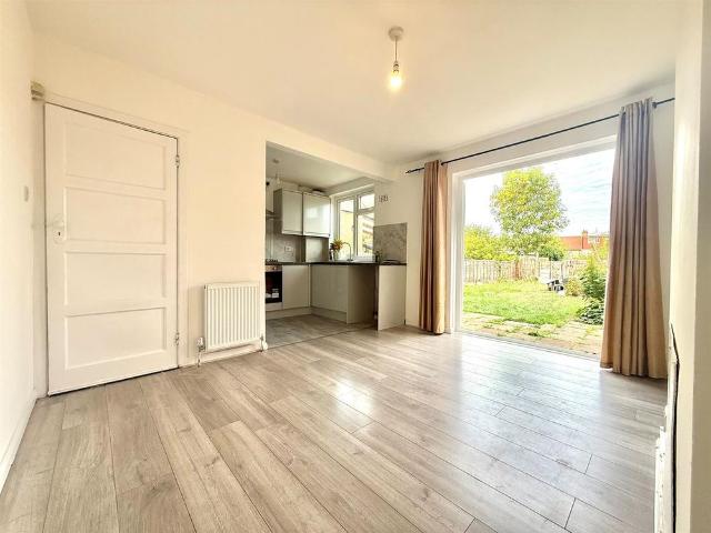 3 bedroom house end terrace