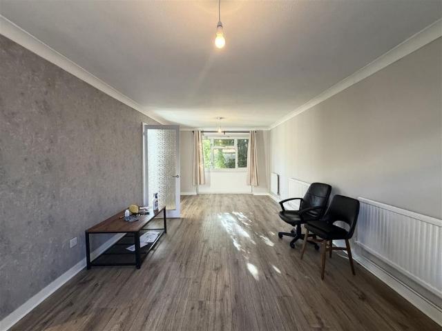 3 Bedroom House End Terrace To Let