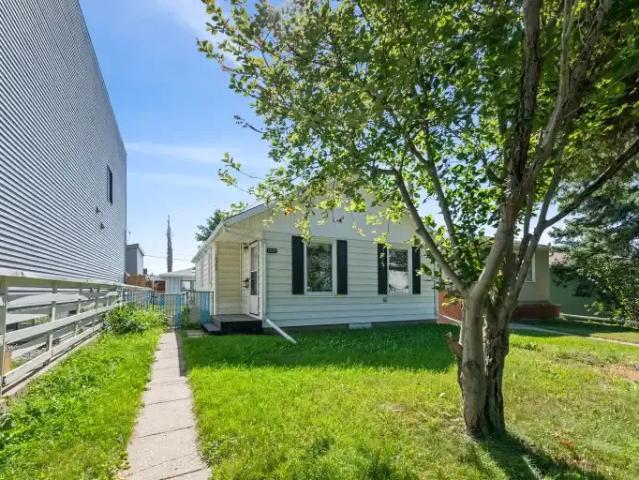 3 Bedroom House Edmonton AB 105327067