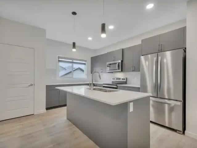 3 Bedroom House Edmonton AB 105643092