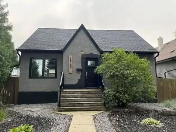 Grovenor, Edmonton, Alberta - Garden, Parking