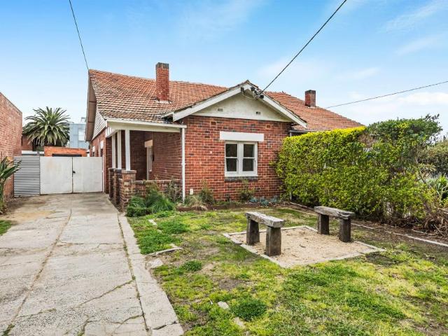 3 Bedroom House Elwood VIC 105863345