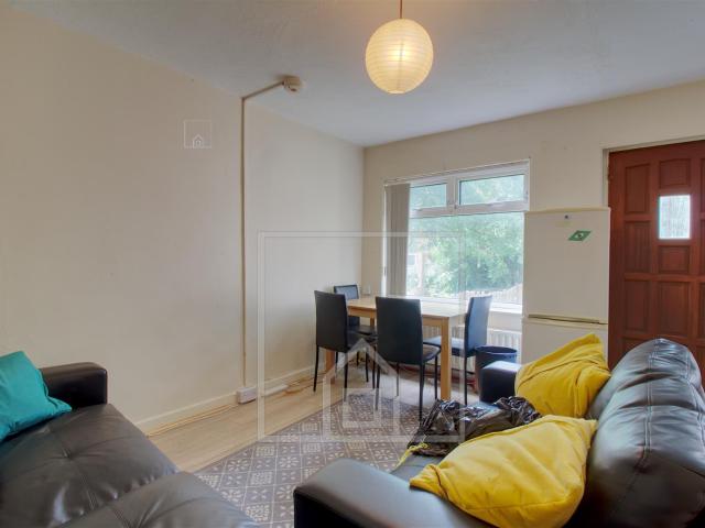3 Bedroom House for rent at Welton Mount, Hyde Park, Leeds
