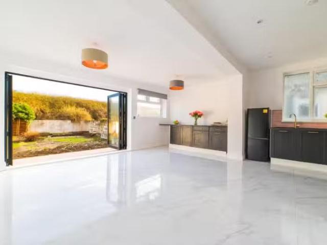 3 bedroom house for rent in Broad Street, Canton, CF11