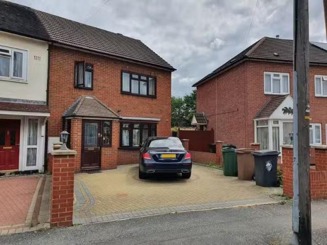 3 bedroom house for rent in Lukin Crescent, Chingford, London.