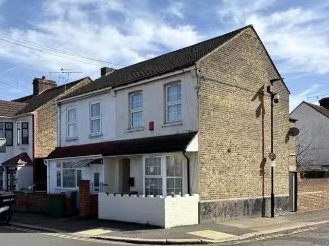 3 bedroom house for rent in Market Street, Eastham, London, E6