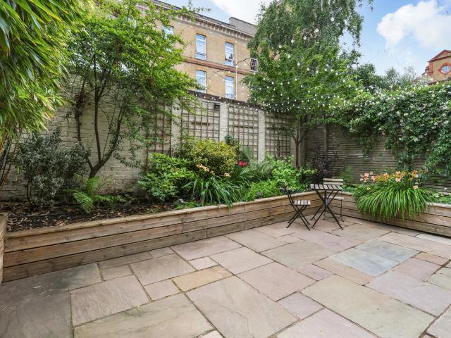 3 bedroom house for rent in Rochelle Close, London, SW11