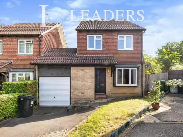 3 bedroom house for rent in Torridon Close, Woking, GU21