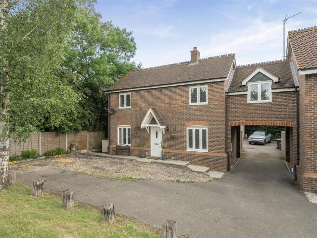 3 bedroom link detached house for sale