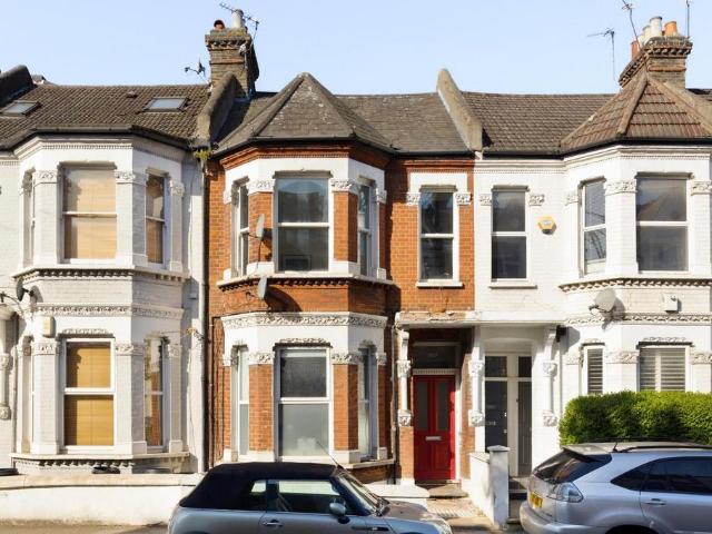3 bedroom flat for sale