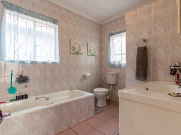 3 Bedroom House For Sale in Constantia Kloof