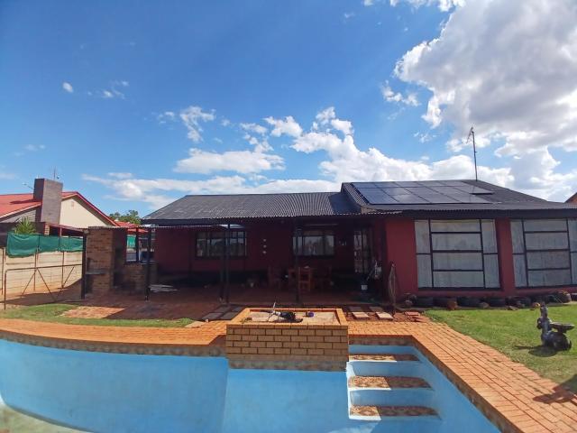 3 Bedroom House For Sale in Carletonville Central