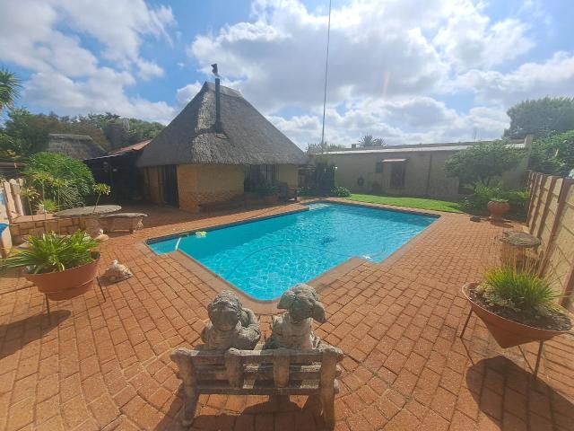 3 Bedroom House For Sale in Carletonville Central