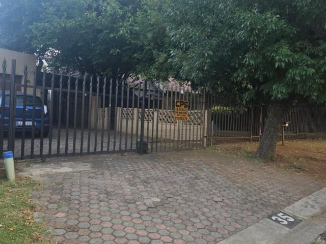 3 Bedroom House For Sale in Castleview